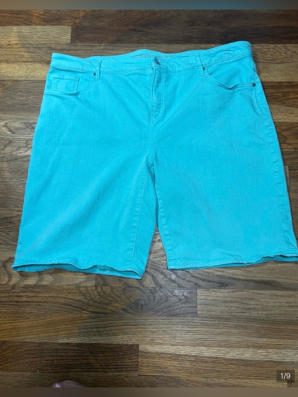 CHICOS So Slimming Girlfriend Jean Shorts. Size 4 (20)